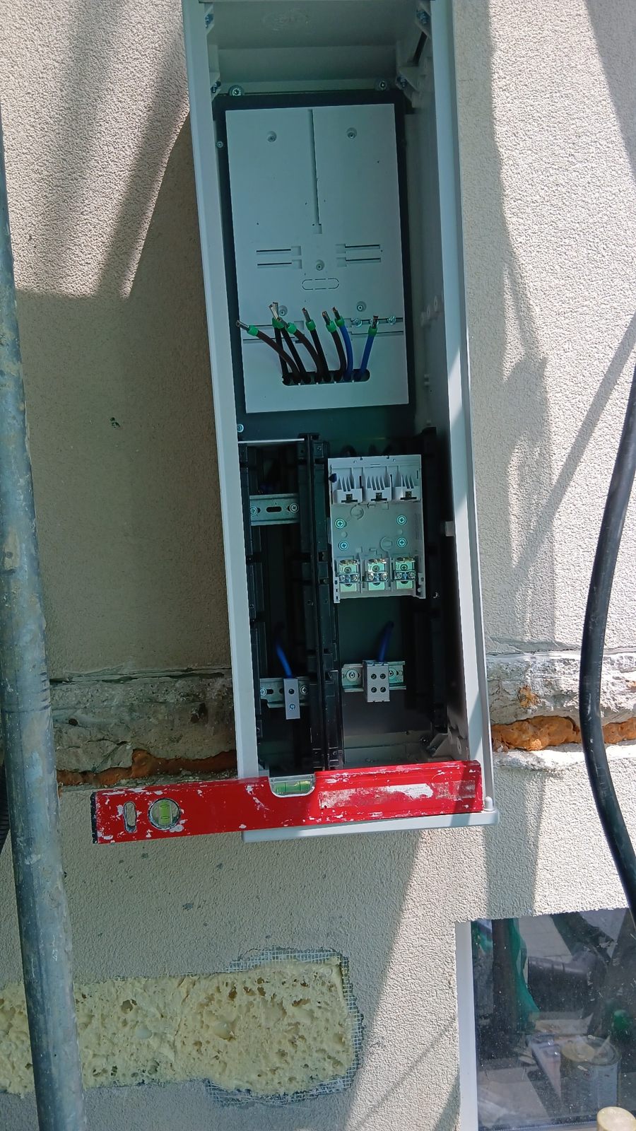 Montaż obudowy złącza — realizacja JBC